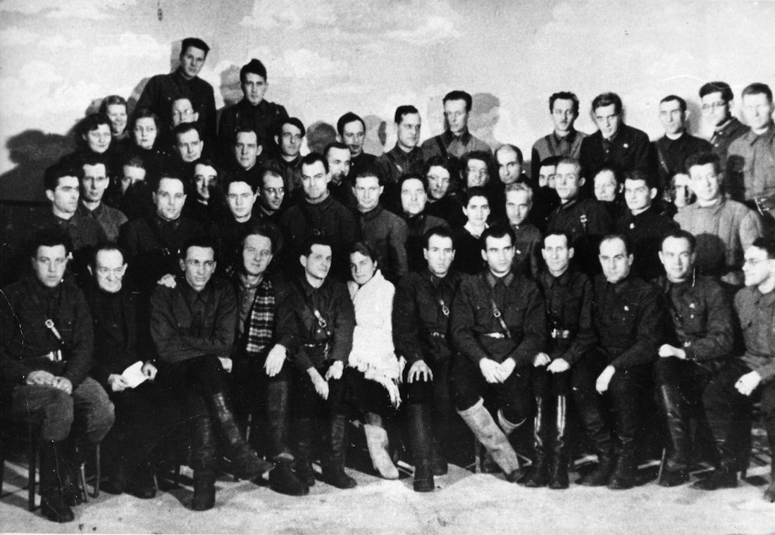 22 июня 1941 года кинооператоры Ленинградского Института Киноинженеров (ЛИКИ) ещё не знали, что будут вести хронику военных событий и защищать Родину. К декабрю число ушедших на фронт стремительно возросло: в институте осталось всего 400 студентов и лишь 37% преподавательского состава.